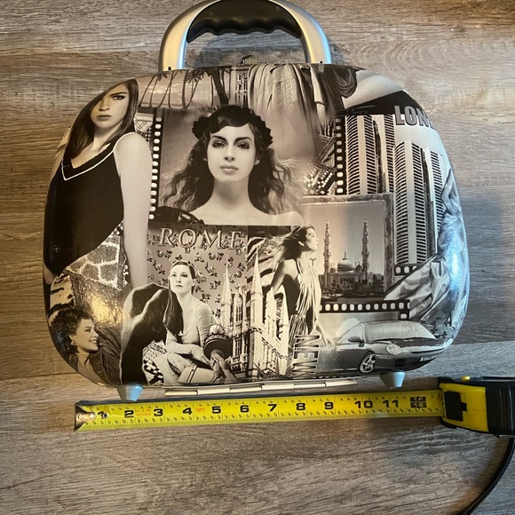 Traveler’s Make-up Case - Picture 6 of 12